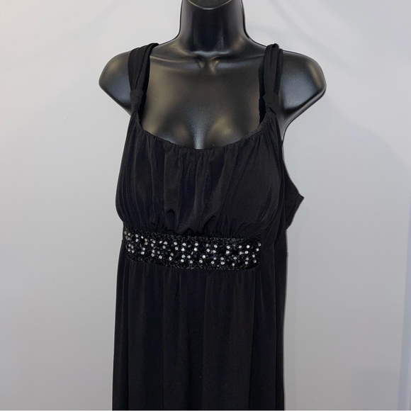 Simple and elegant black dress - Picture 3 of 5